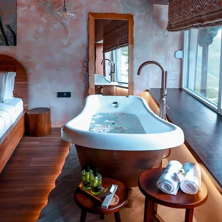 Thethi ホテル テス